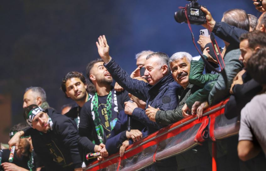 Kocaeli’de Büyükakın’a taraftardan büyük sevgi gösterisi