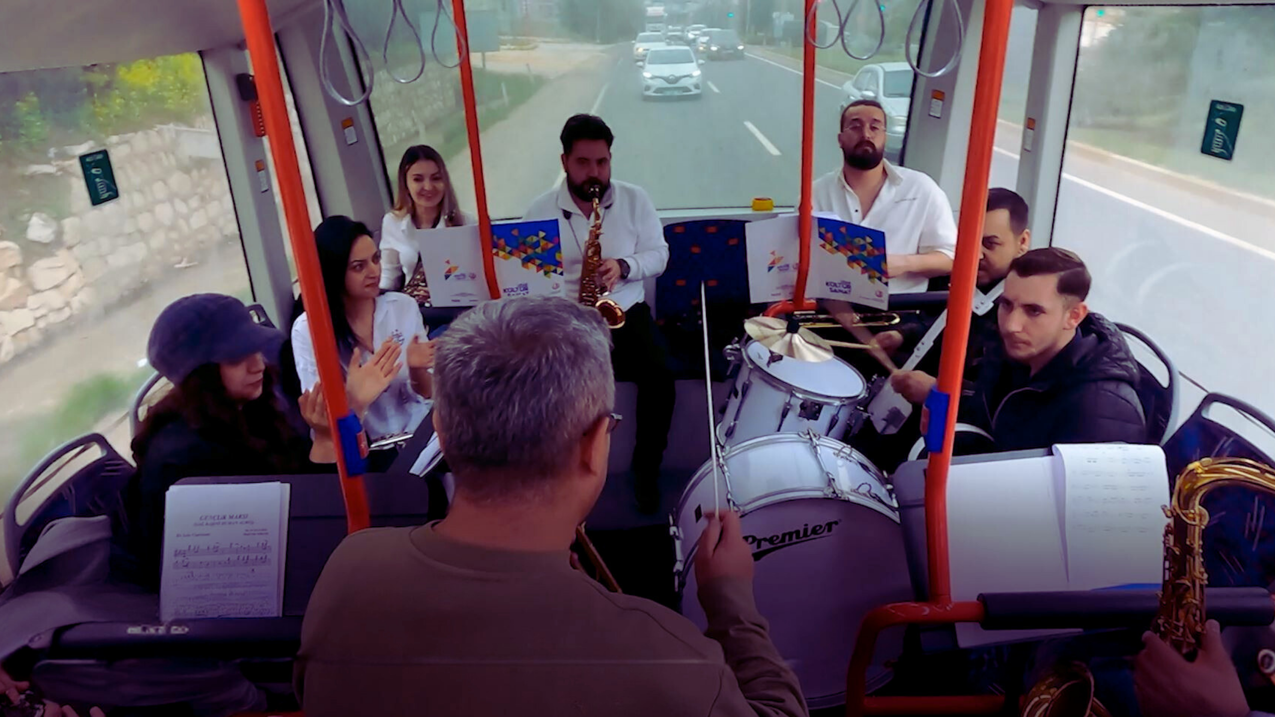 Uşak'ta halk otobüsünde üniversite öğrencilerine sürpriz konser