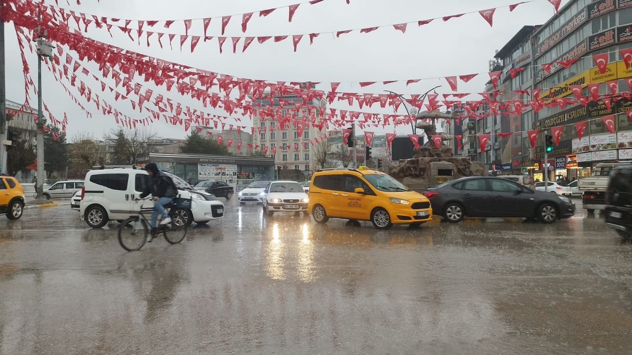 Van’da yağmur yağdı, kent yine sele teslim oldu!