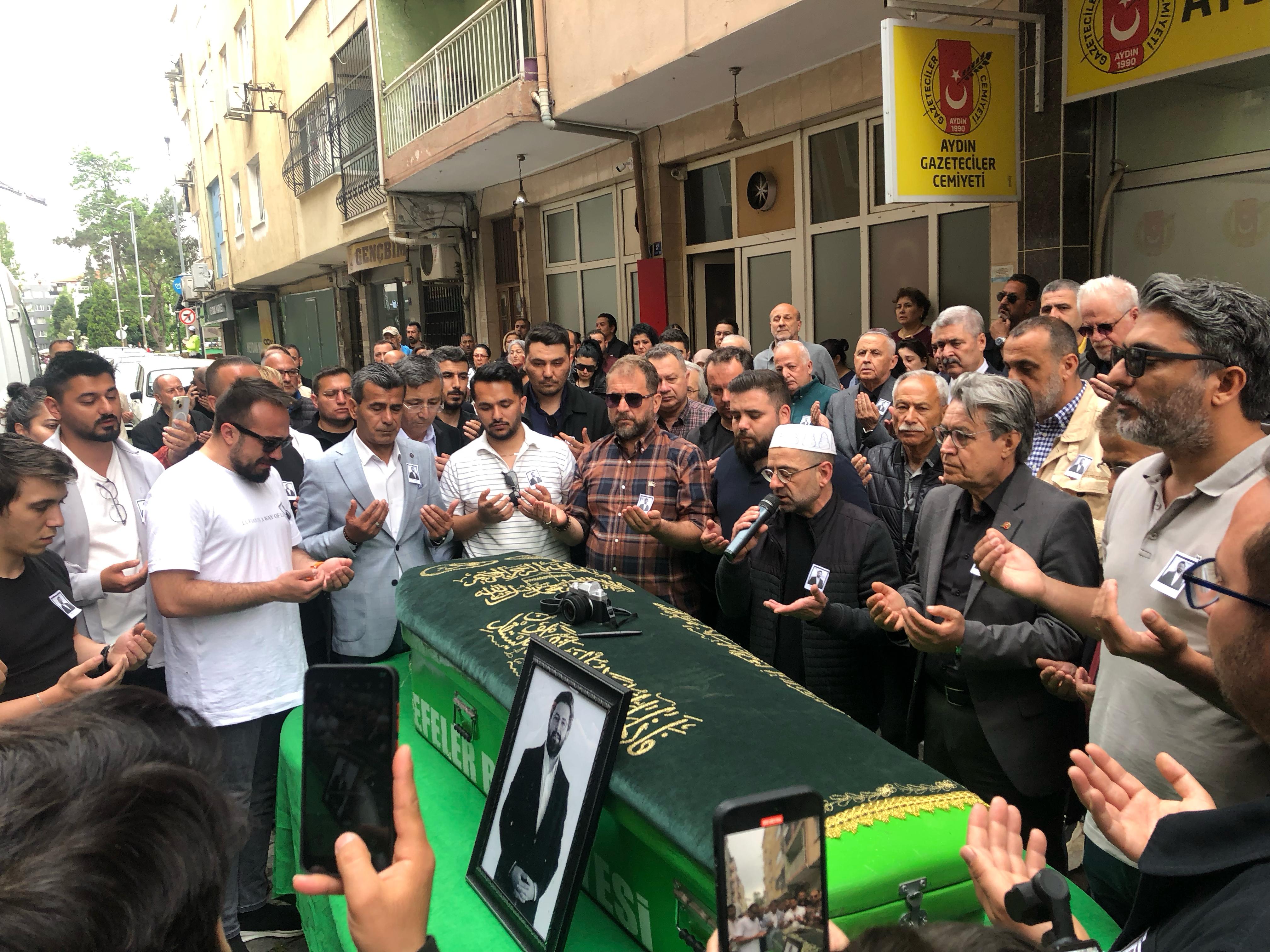 Gazeteci Erman Çetin son yolculuğuna uğurlandı