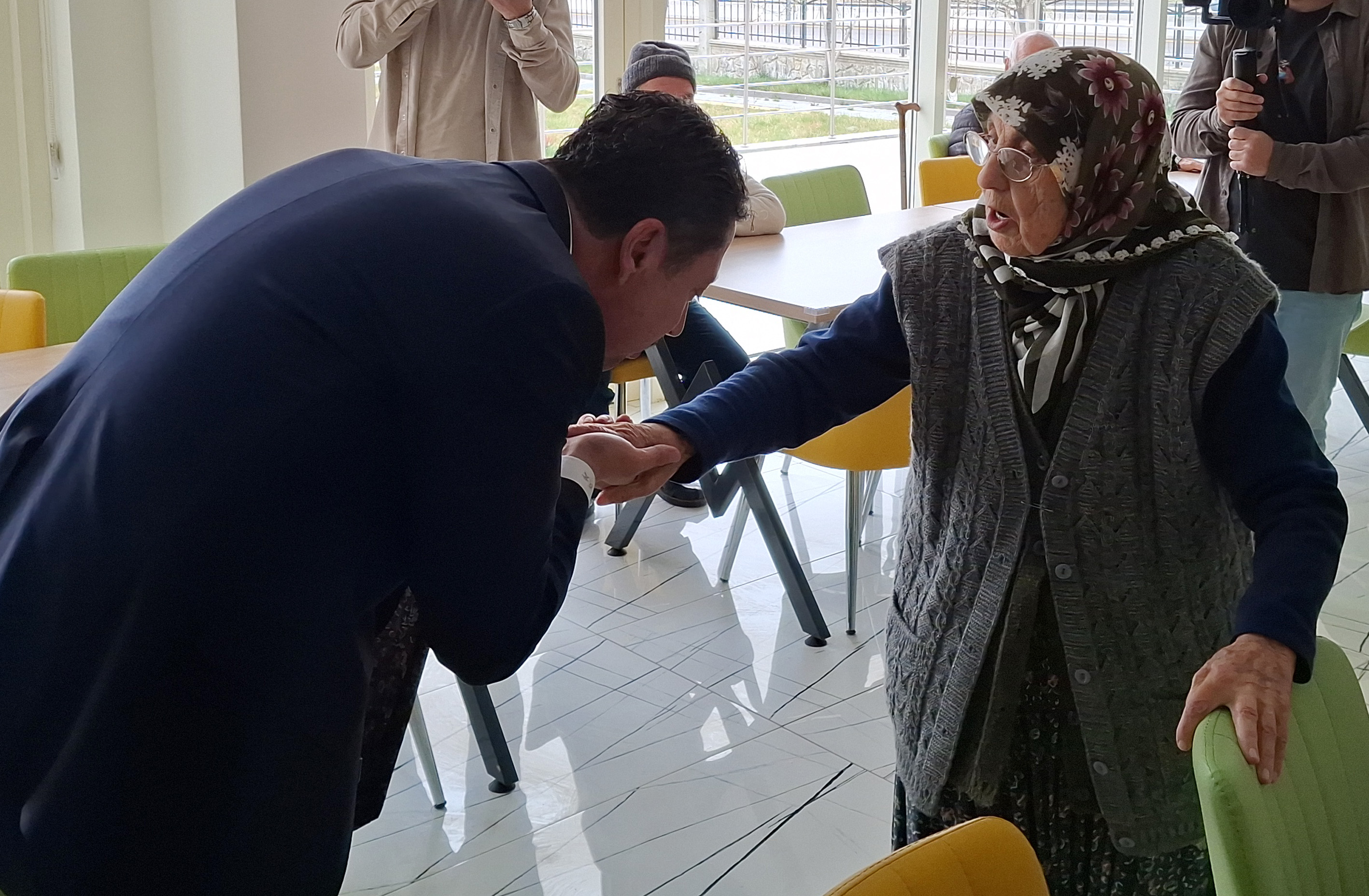 Beypazarı Belediye Başkanı Dr. Özer Kasap, huzur evinde