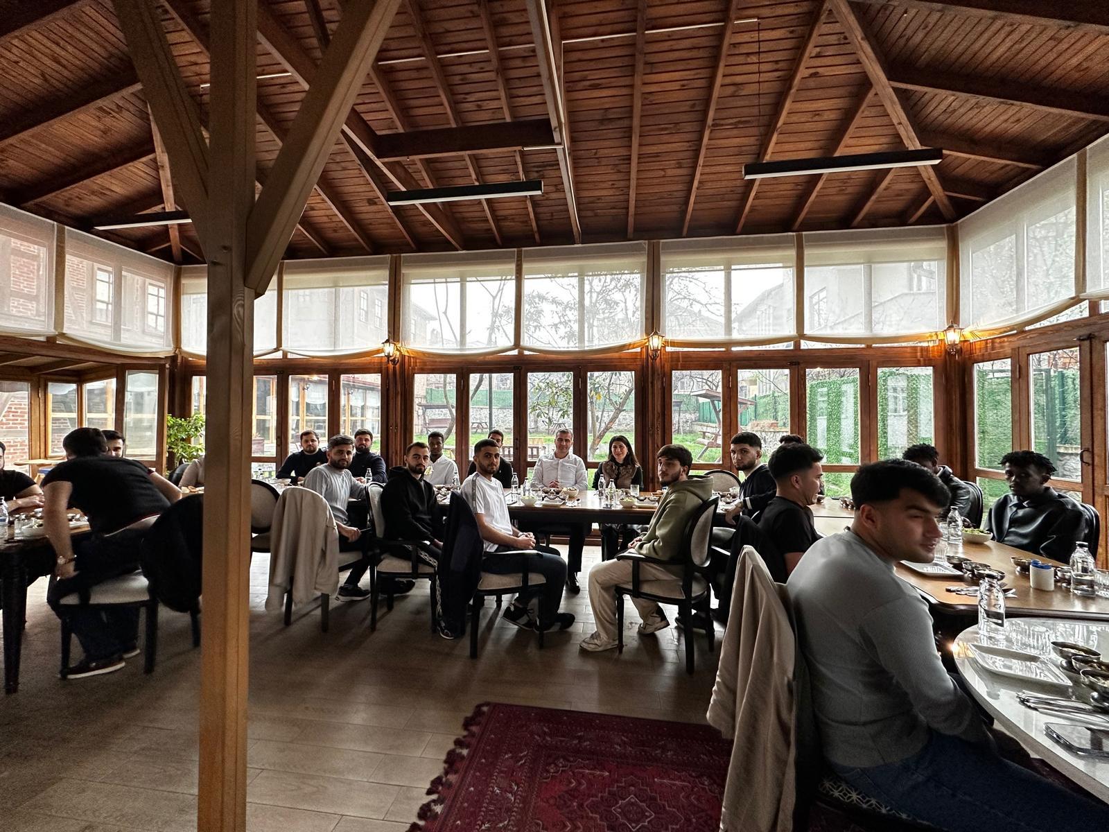 Akçakoca eski Belediye Başkanı Cüneyt Yemenici, fakülte öğrencilerini bayramda ağırladı