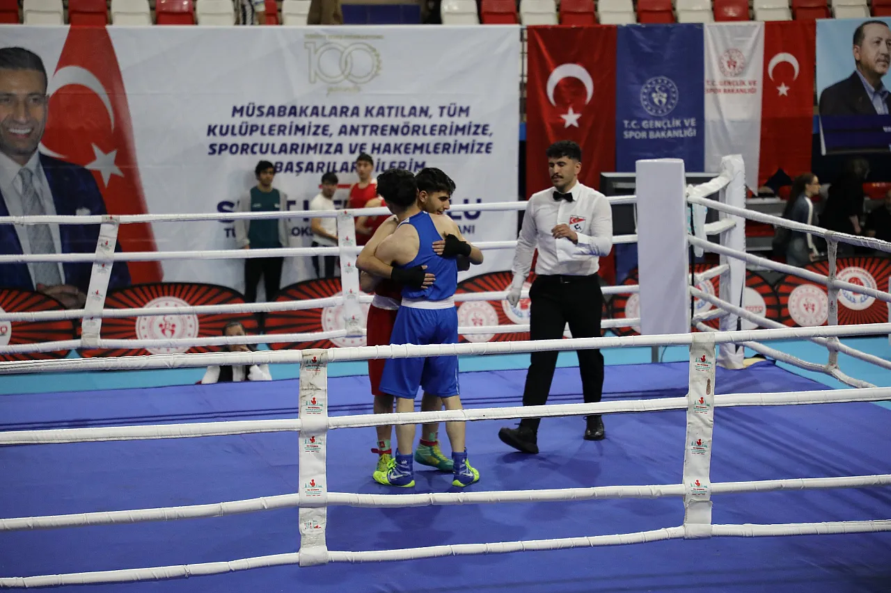 Ağrı'da 'İsmet Sarı Genç Erkekler Türkiye Ferdi Boks Şampiyonası' başladı!