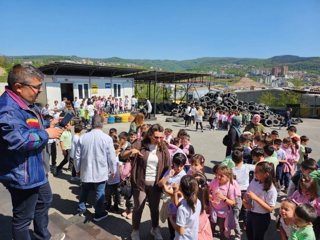 Zonguldak'ta öğrenciler Atık Getirme Merkezi'ni ziyaret etti