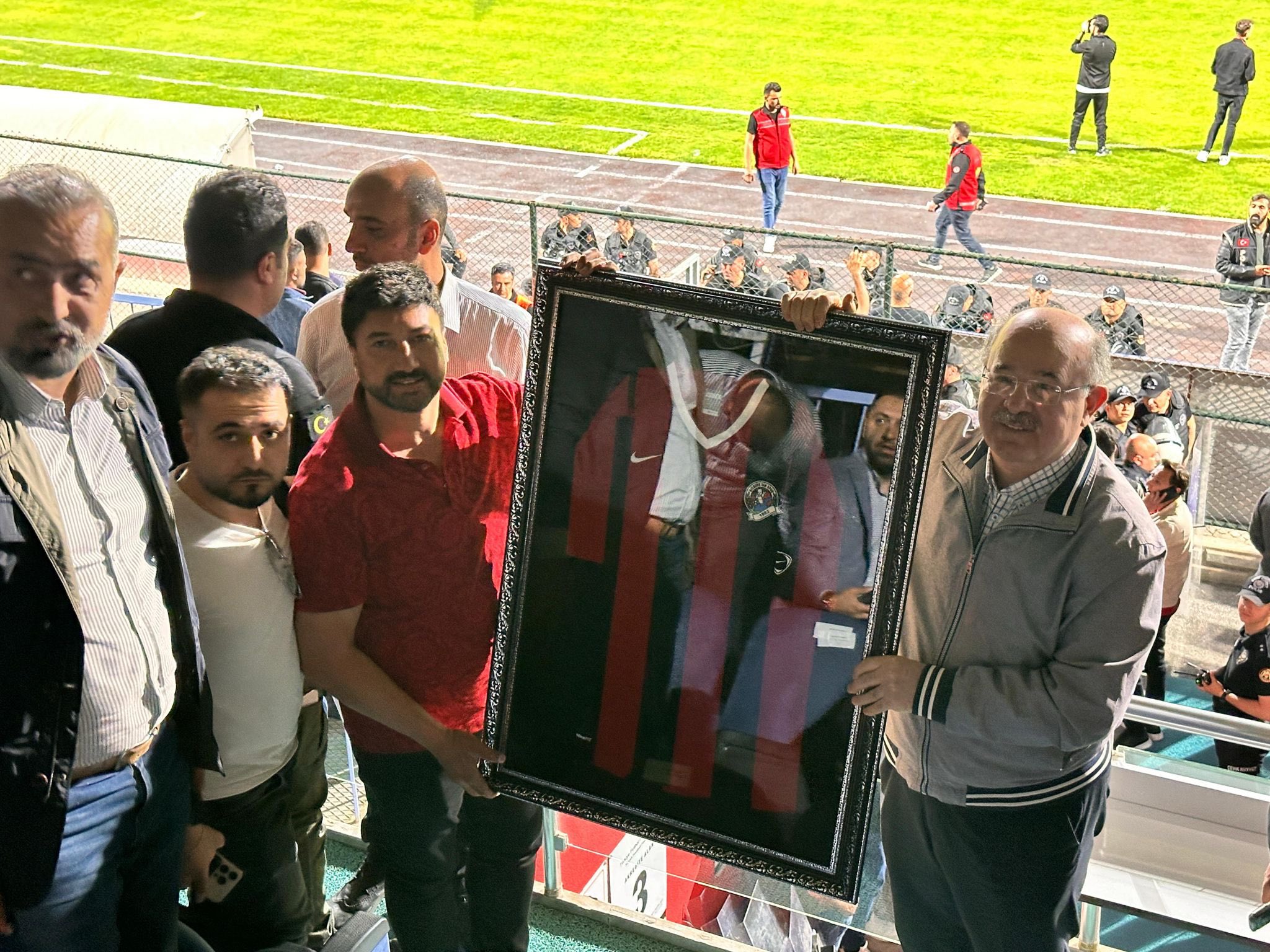 İş insanı Ukay'dan Eski Millî Eğitim Bakan Hüseyin Çelik'e Vanspor forması