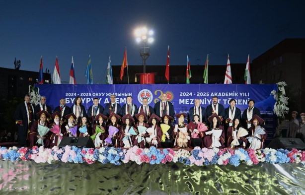 Türk Dünyası’nın ortak geleceğine ışık tutan üniversite yeni mezunlarını uğurladı