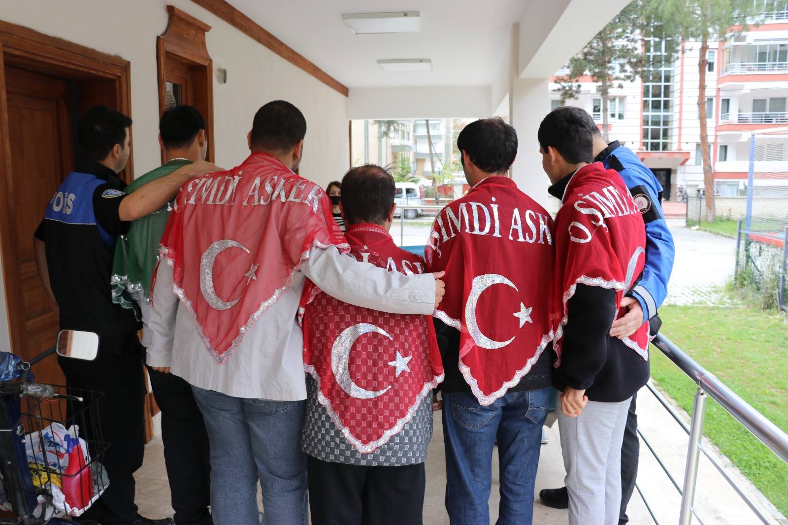 Amasya'da temsili askerlik öncesi engelli gençlere kına yakıldı
