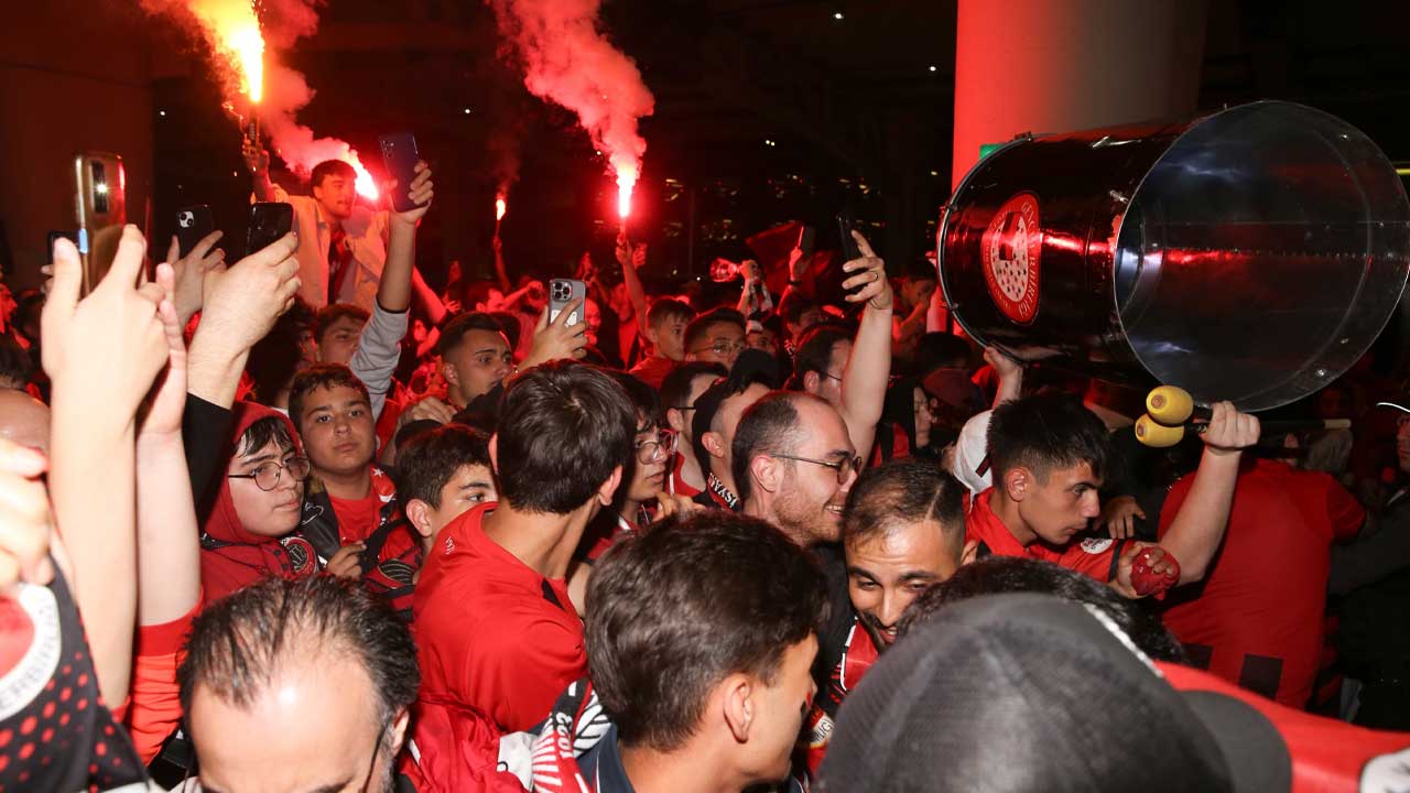 Süper Lig'e yükselen Gençlerbirliği'ne Ankara'da görkemli karşılama