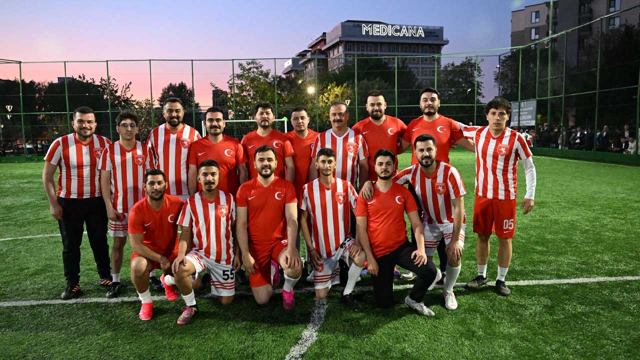 Yavuz Ağıralioğlu, Samsun’da gençlerle yaptığı halı saha maçında 2 gol attı