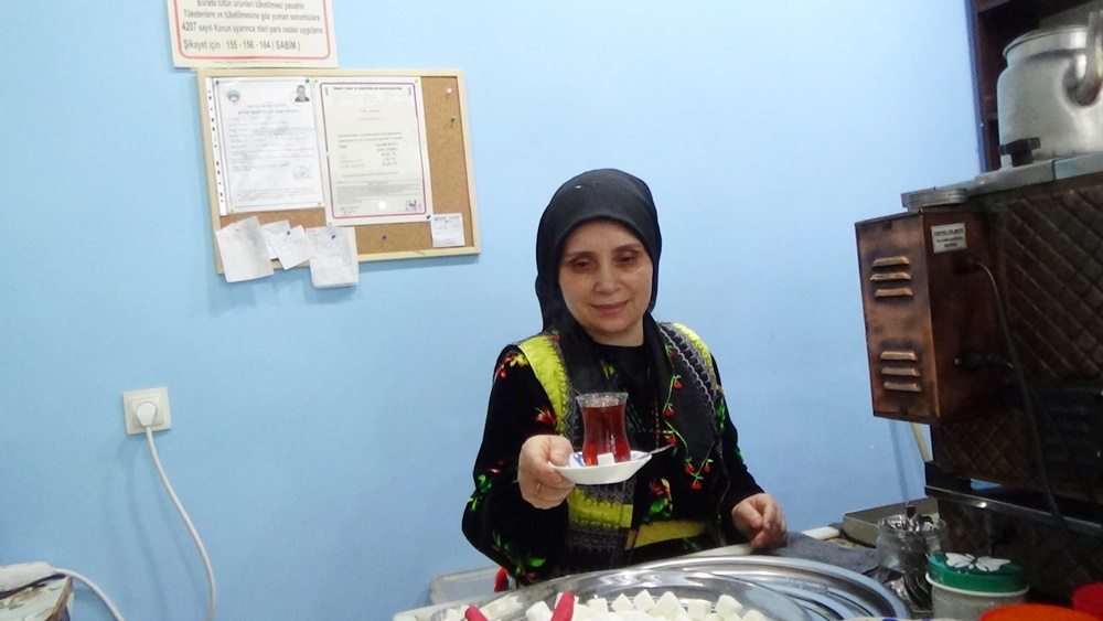 Şalpazarı'nın ilk kadın çaycısı Fatma Yanık
