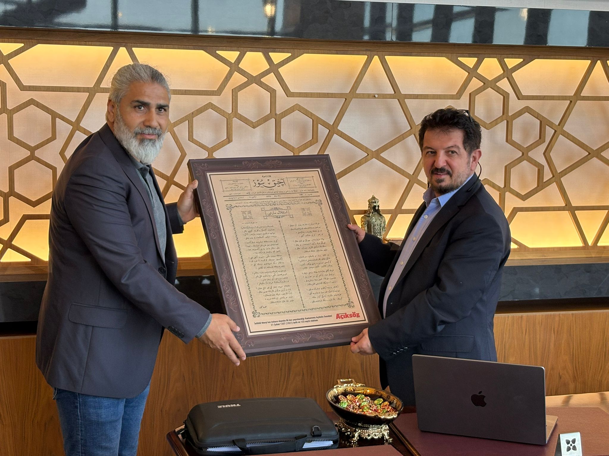 Ataşehir Ankara’nın mimarı Ahmet Haşim Kocaman’a anlamlı hediye; İstiklal Marşı’nın ilk yayımlandığı gazete nüshası