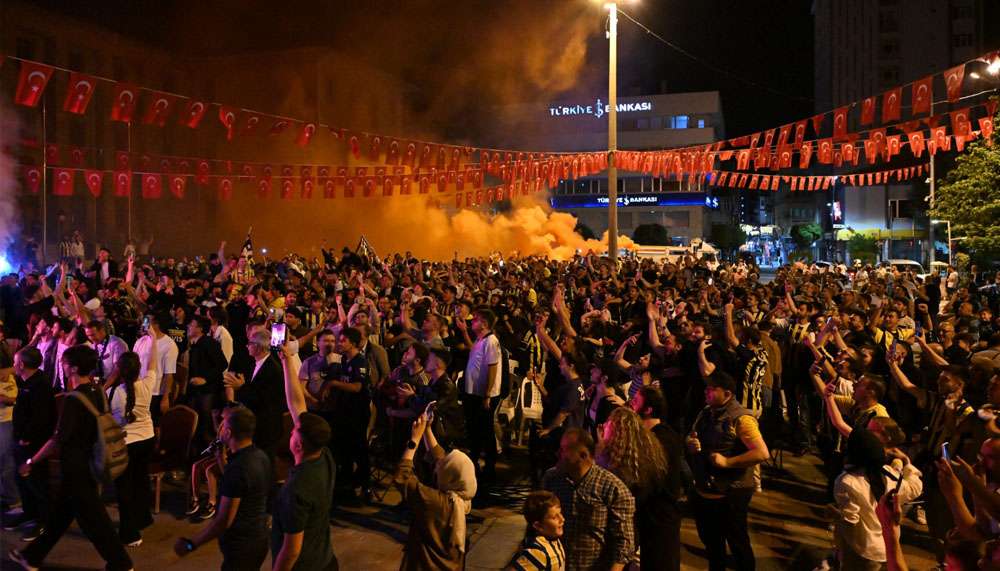 Isparta Belediyesi şampiyonluk maçı için dev ekran kurdu