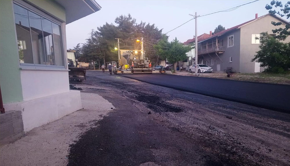 Isparta'da Aydoğmuş Köyü'ne otoban gibi sıcak asfalt