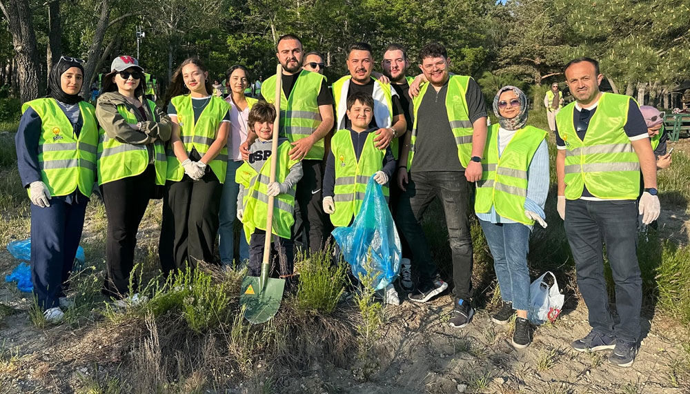 ÜNİAK Gölcük Kampı'nda gençlerden doğaya anlamlı dokunuş