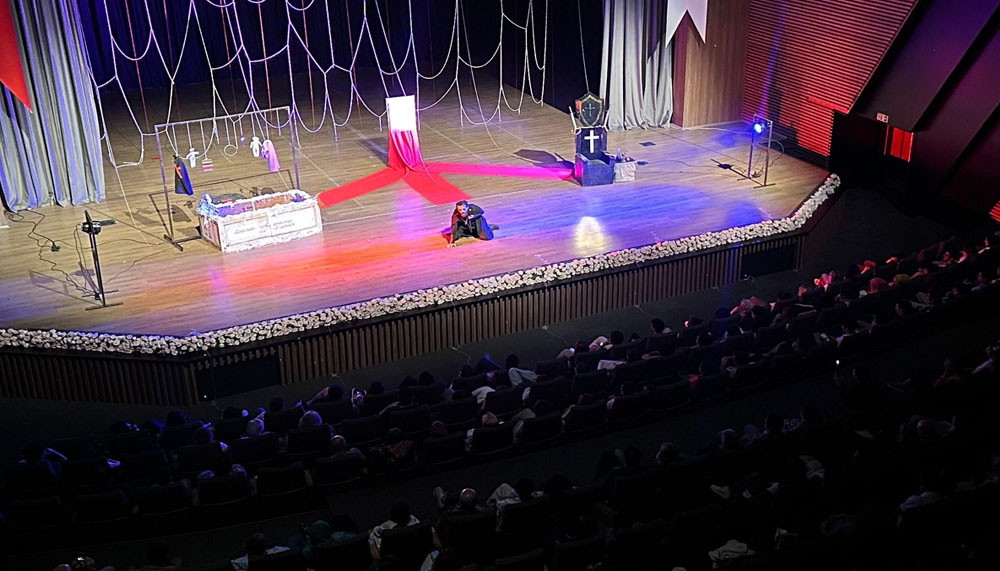 Shakespeare festivalinde kumaşlar dans etti, tiyatro sahneyle buluştu