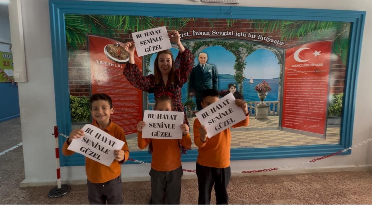 Gelibolu 75. Yıl Cumhuriyet İlkokulu öğrencilerinden Anneler Günü'ne özel kutlama..