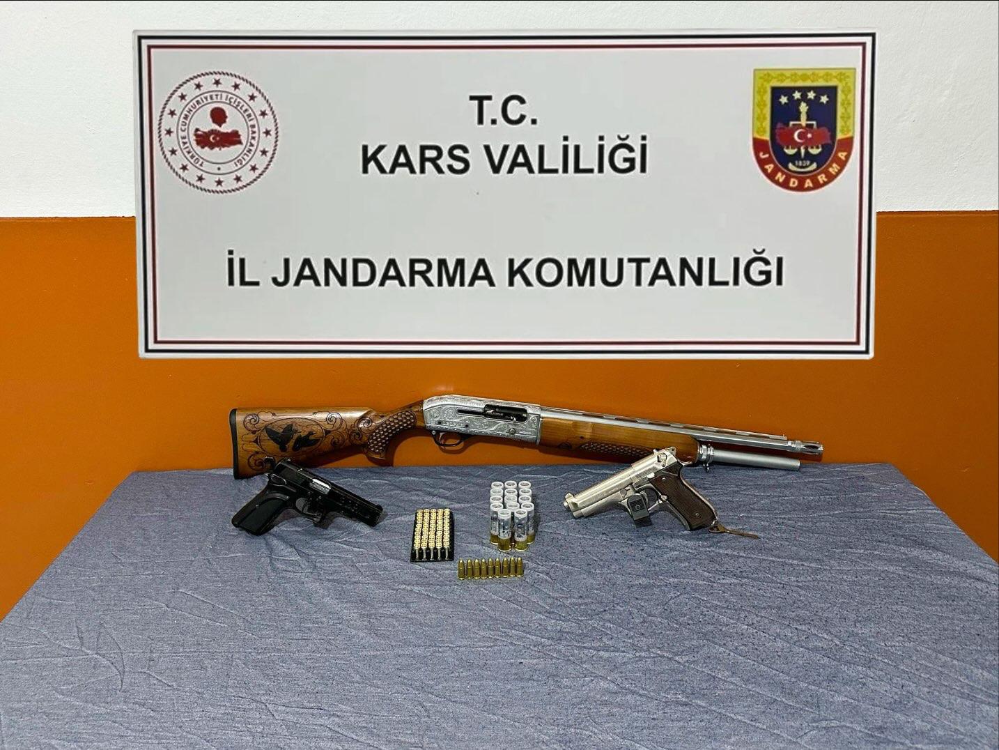 Kars’ta yasa dışı ruhsatsız silahlar ele geçirildi