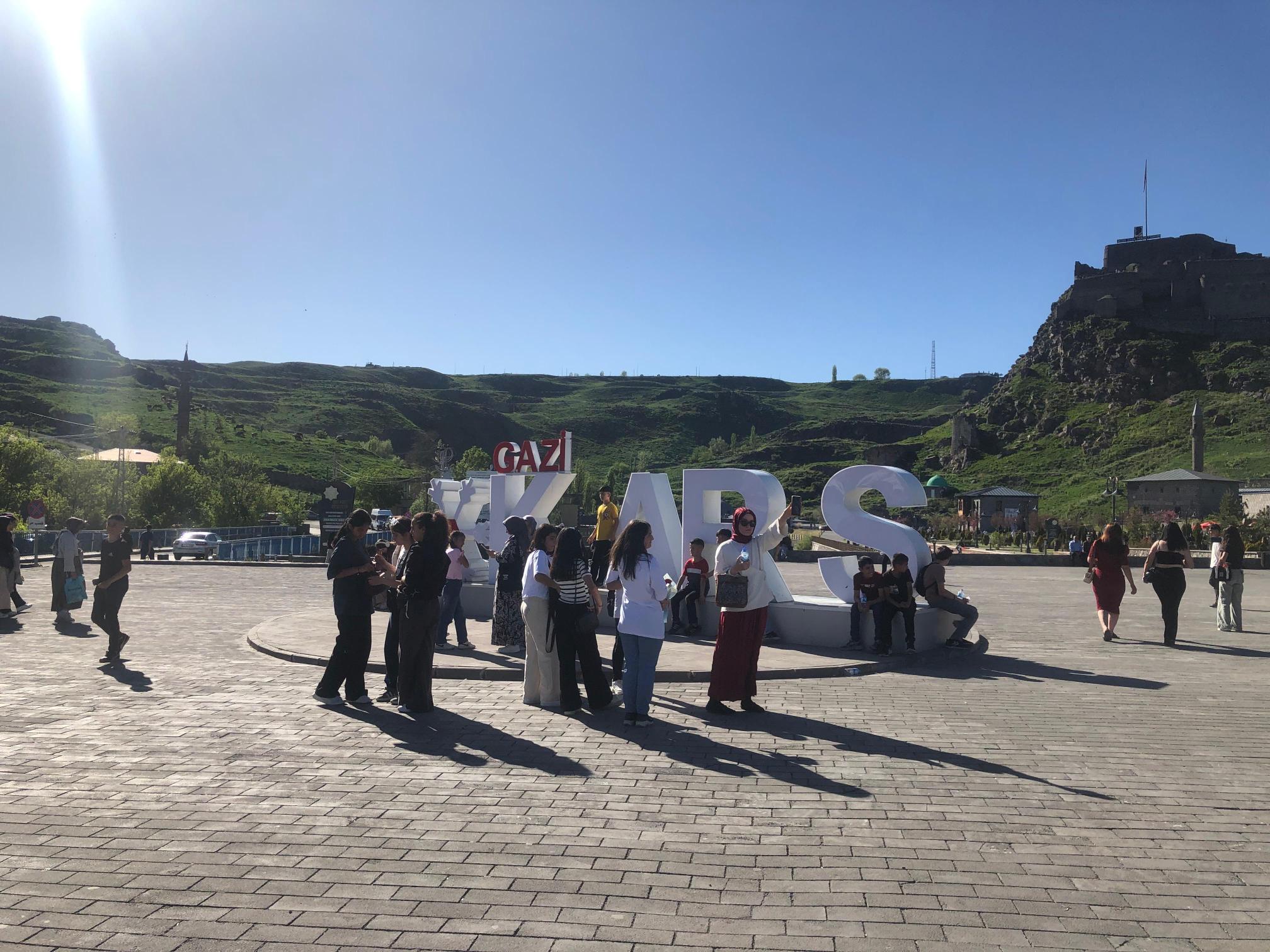 Kars'ta hafta sonu güneşli hava vatandaşları parklara ve mesire yerlerine yönlendirdi