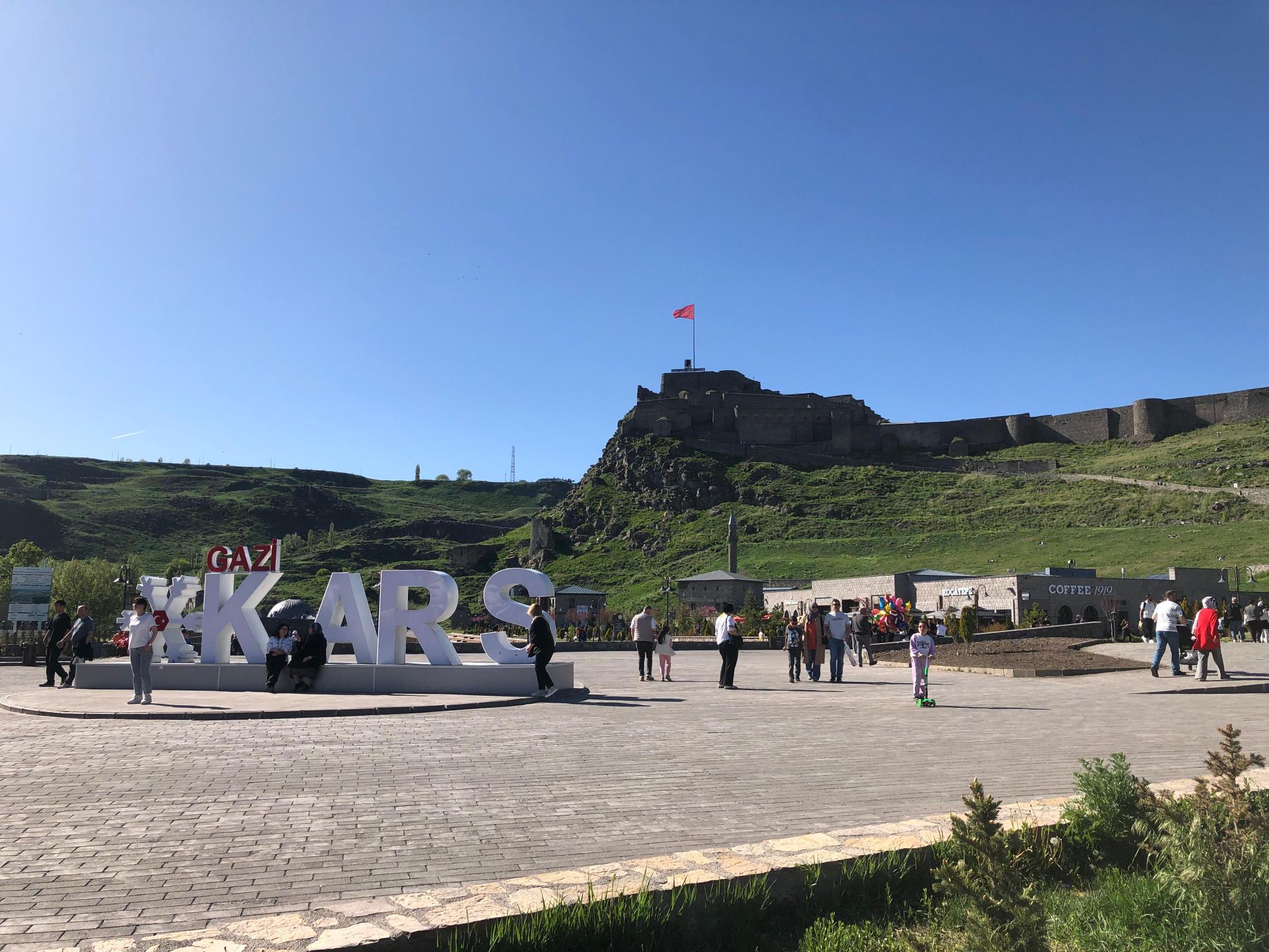Kars Kalesi'ne ziyaretçi akını: Hem yerli hem yabancı turistlerin ilgisi yoğun
