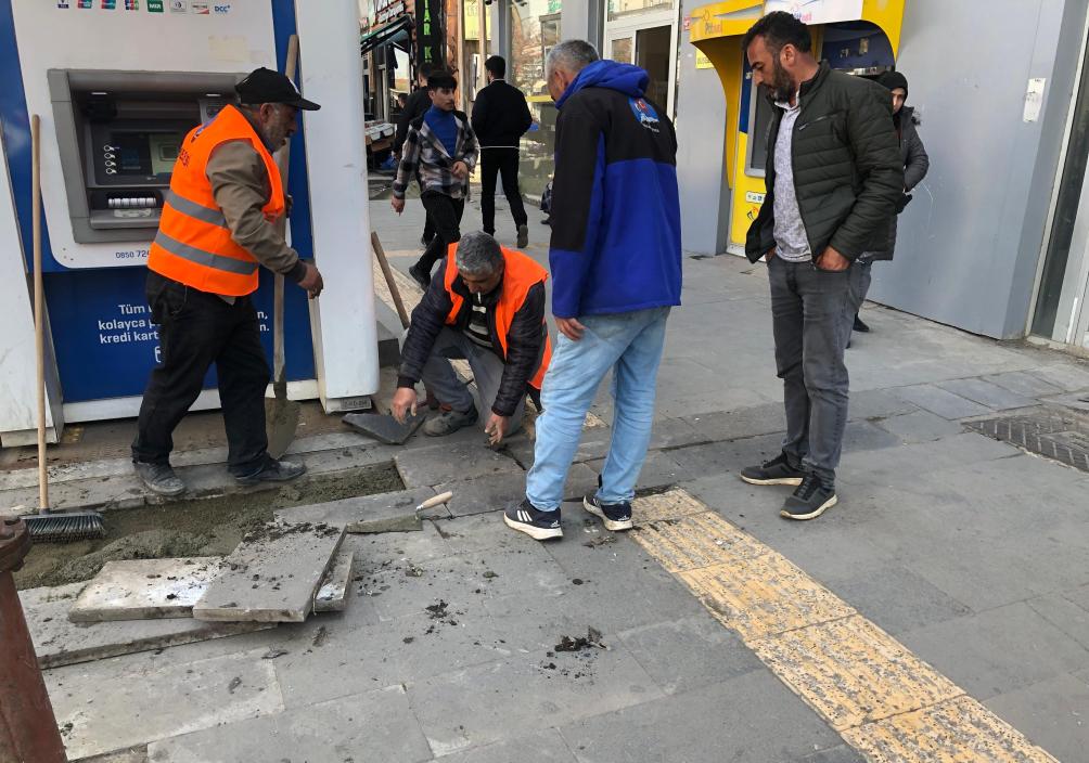 Kars'ta bozulan kaldırımlar belediye ekiplerince onarıldı