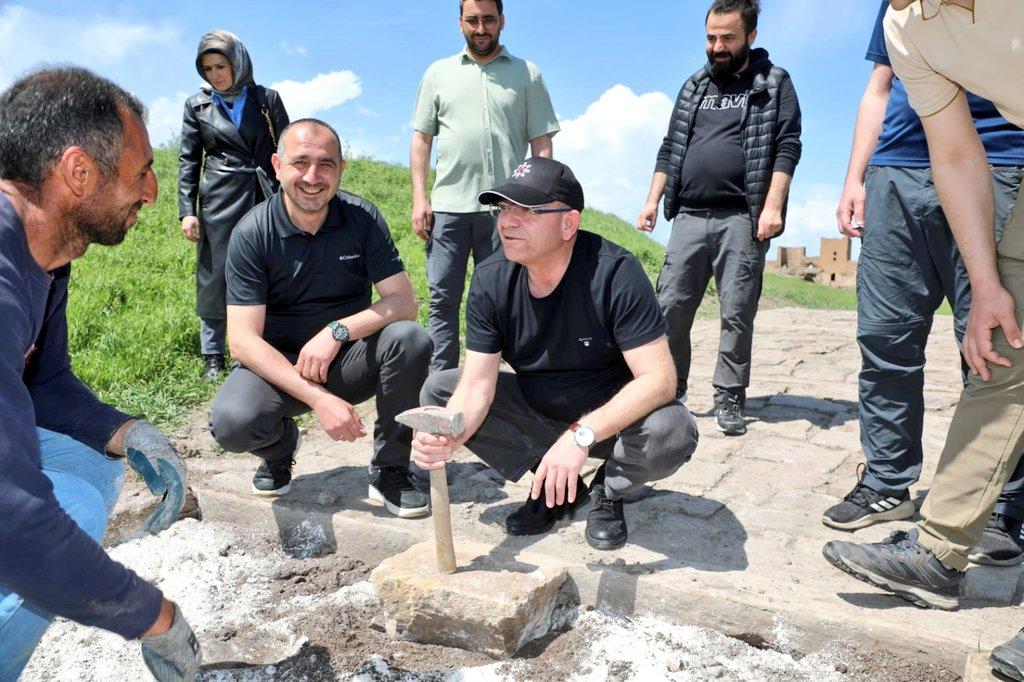 Vali Ziya Polat, Ani Ören Yeri'ndeki sur içi yürüyüş yollarında devam eden çalışmaları inceledi