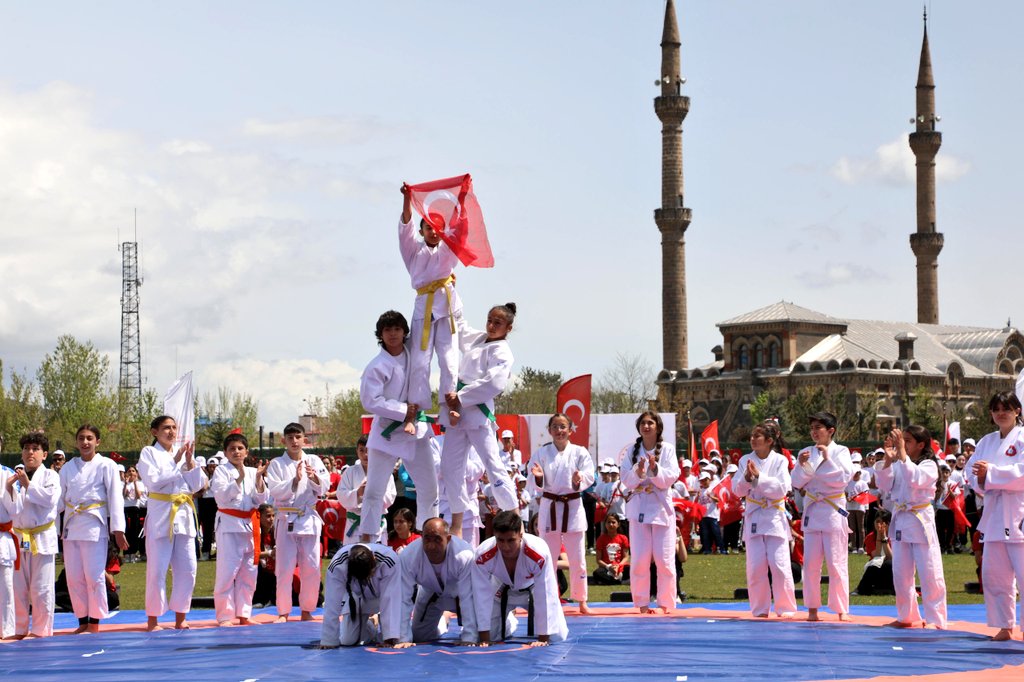 Kars'ta 19 Mayıs Gençlik ve Spor Bayramı coşkuyla kutlandı