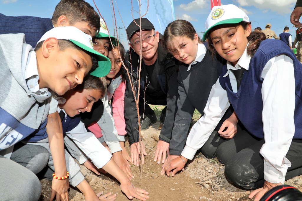 Kars'ta 400 adet meyve fidanı toprakla buluşturuldu