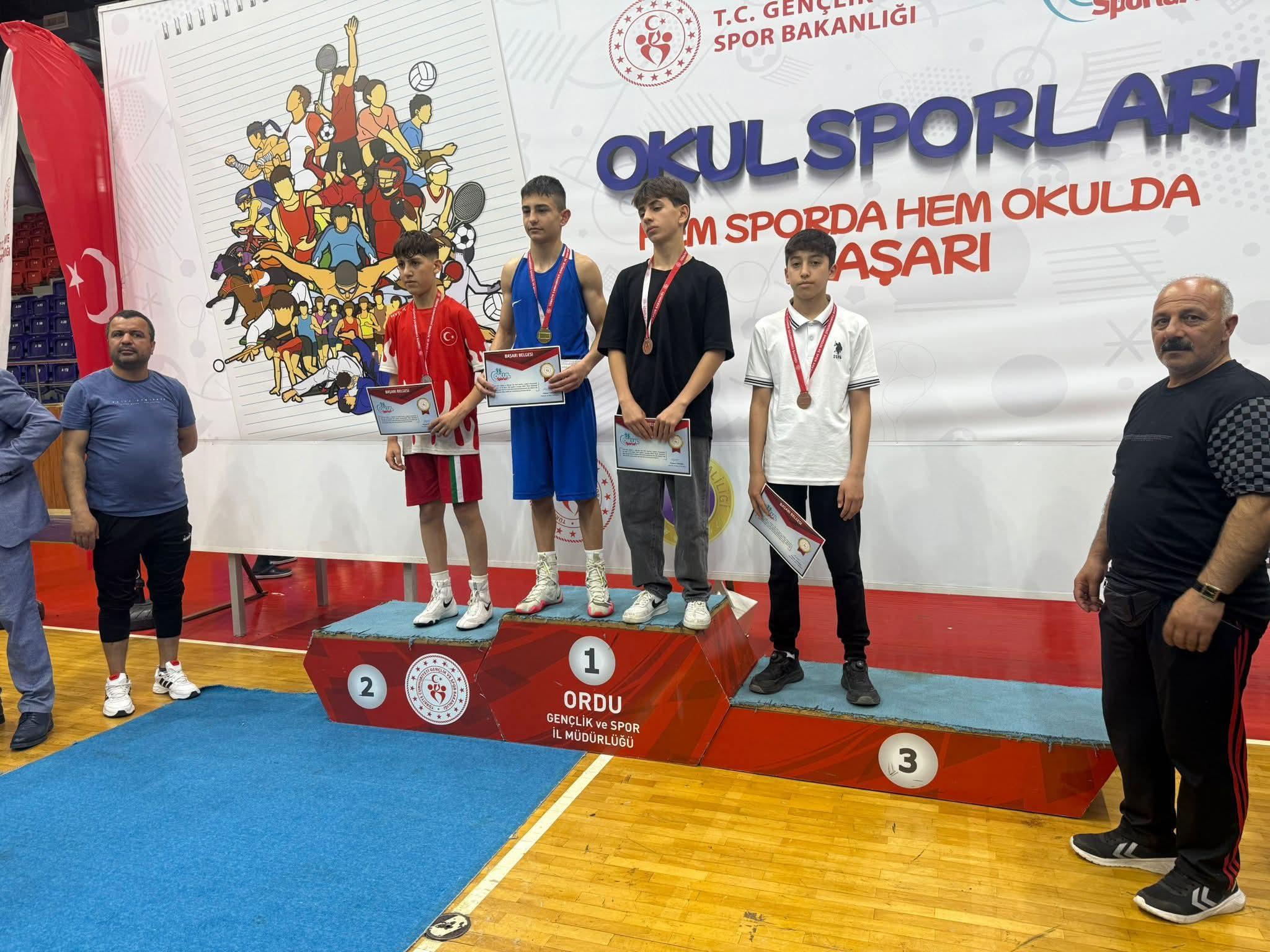 Karslı boks sporcuları Ordu'da Türkiye üçüncüsü oldu
