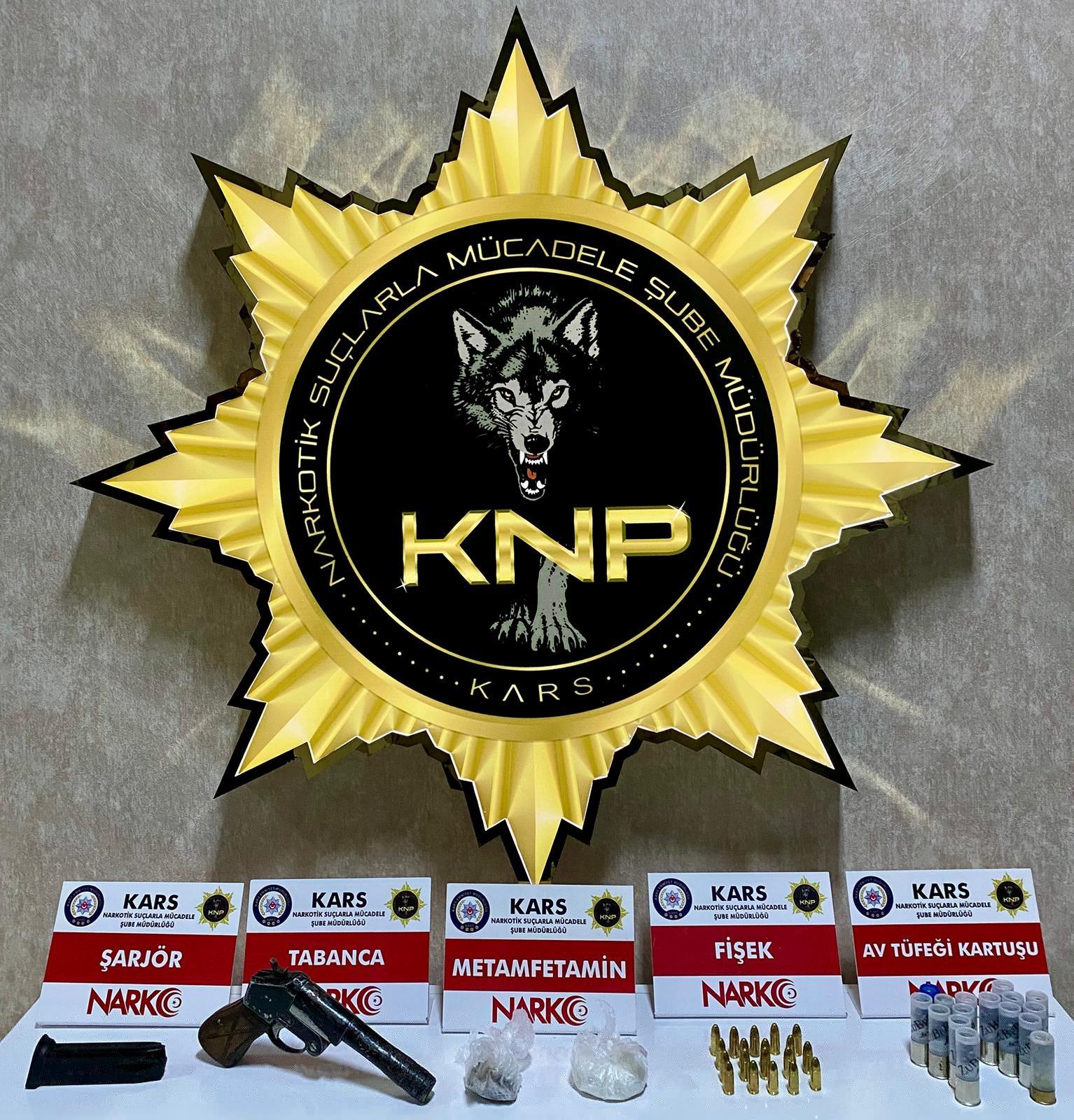 Kars'ta operasyon: Metamfetamin, ruhsatsız silah ve mühimmat ele geçirildi