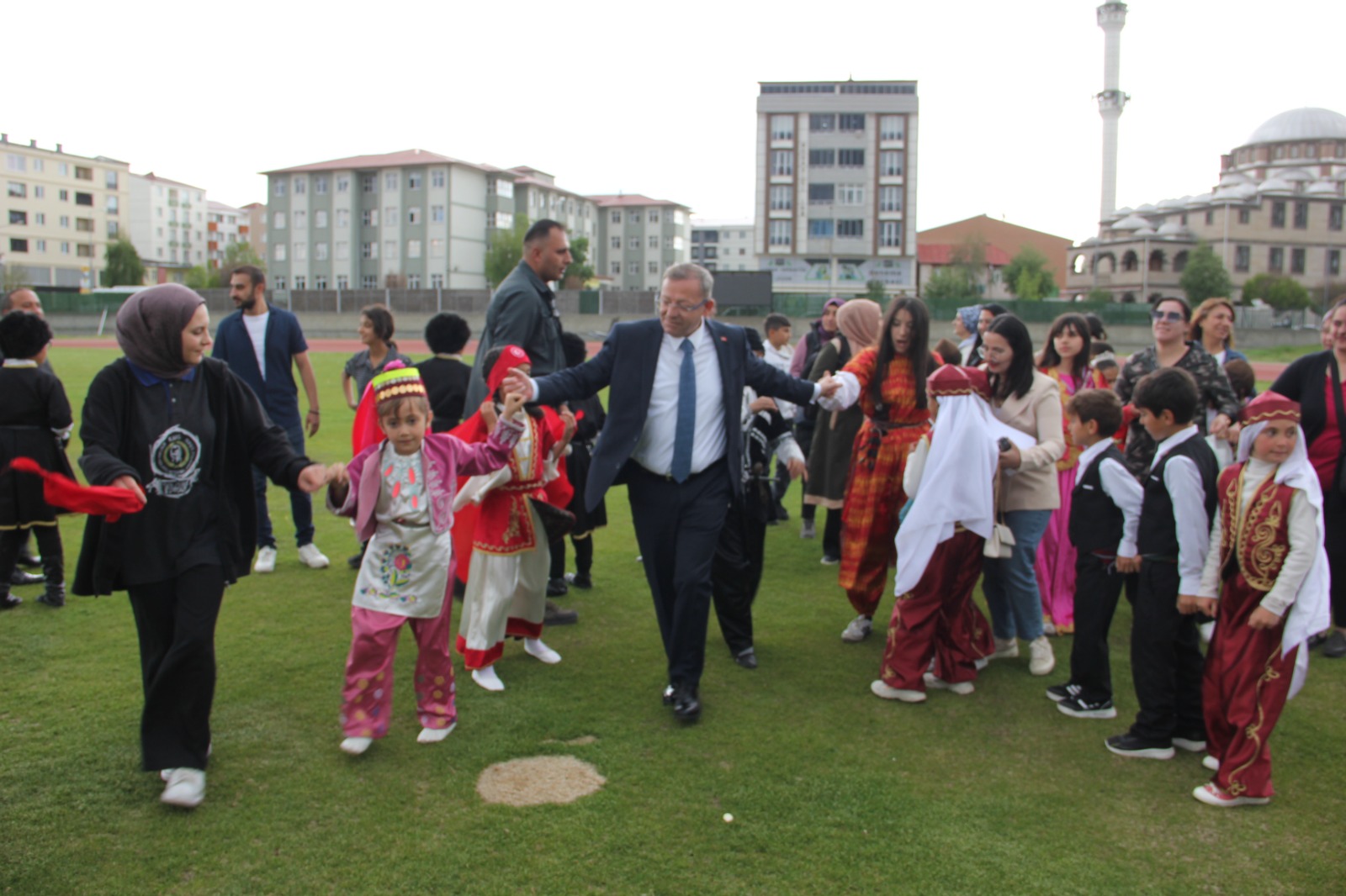 Kars’ta halk oyunlarıyla final: Vali Polat "Anadolu’nun Ritmi" kapanış törenine katıldı