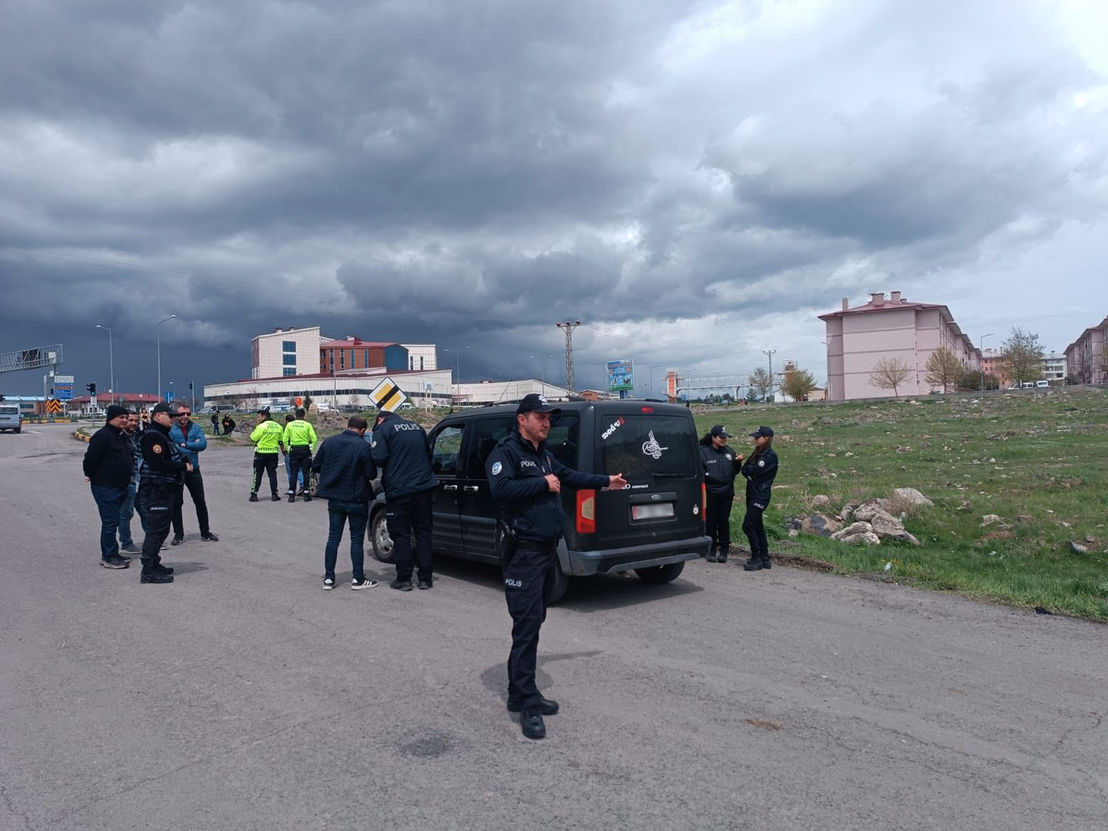 Kars ve ilçelerinde eş zamanlı asayiş uygulaması yapıldı