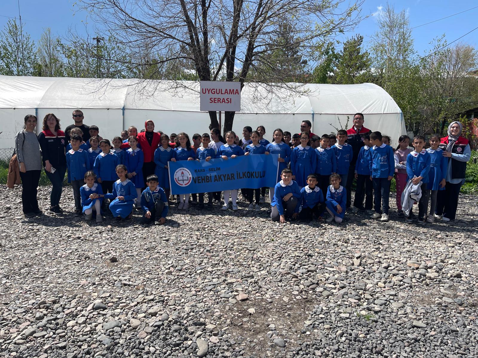 Minik eller toprakla buluştu: Selim’de fide dikimi etkinliği