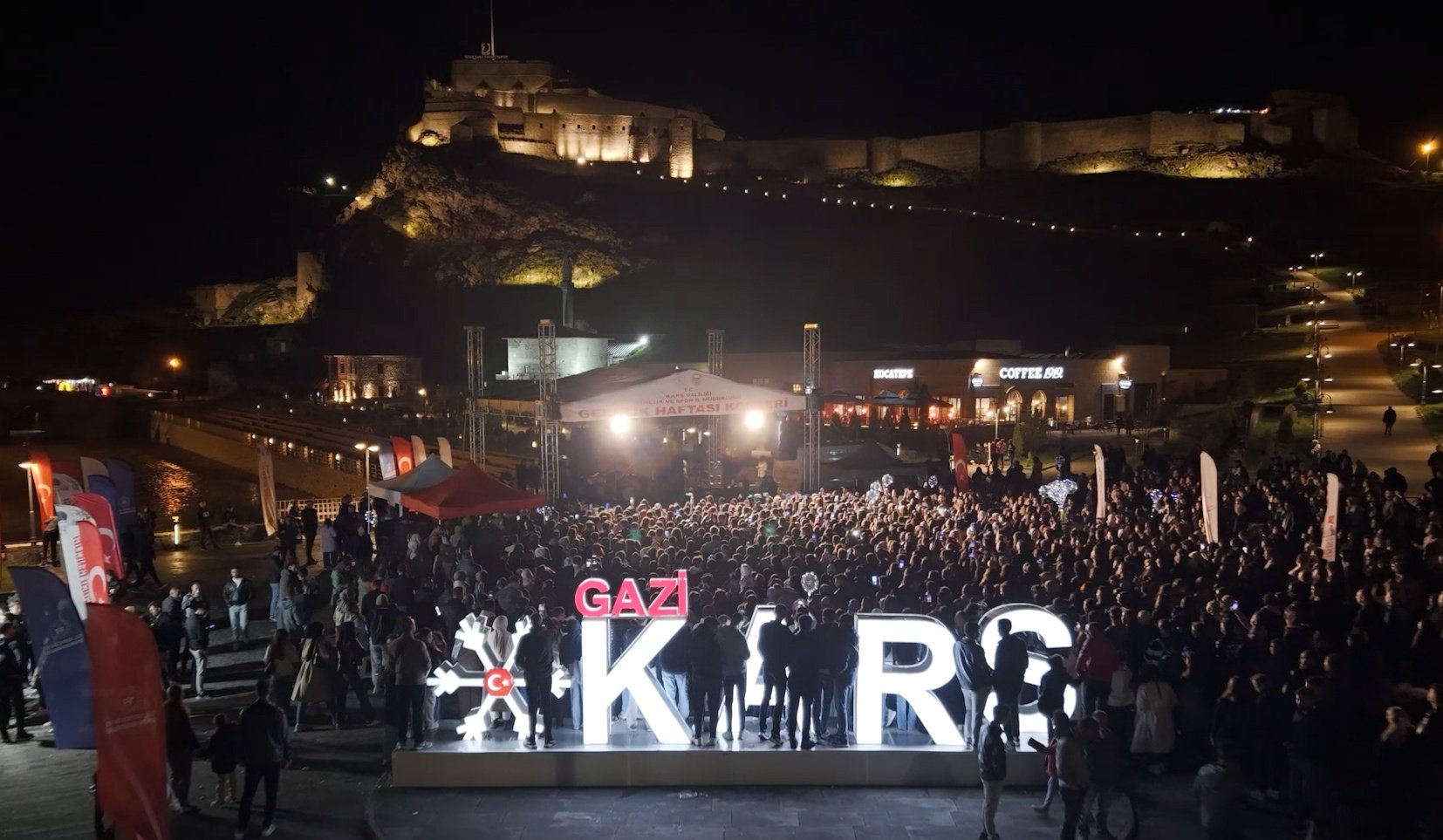 Kars Bedesteni’nde Hasan Koçak, Gençlik Konseri'nde sahne aldı