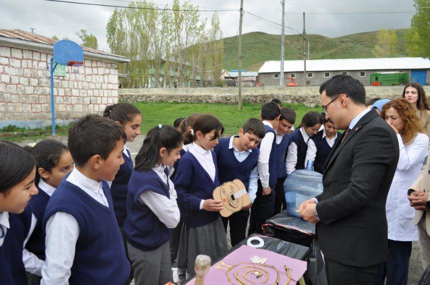 Akyaka Kaymakamı İsmail Demirtaş, Boyuntaş Köyü Ortaokulu'nun Bilim Şenliği'ne katıldı