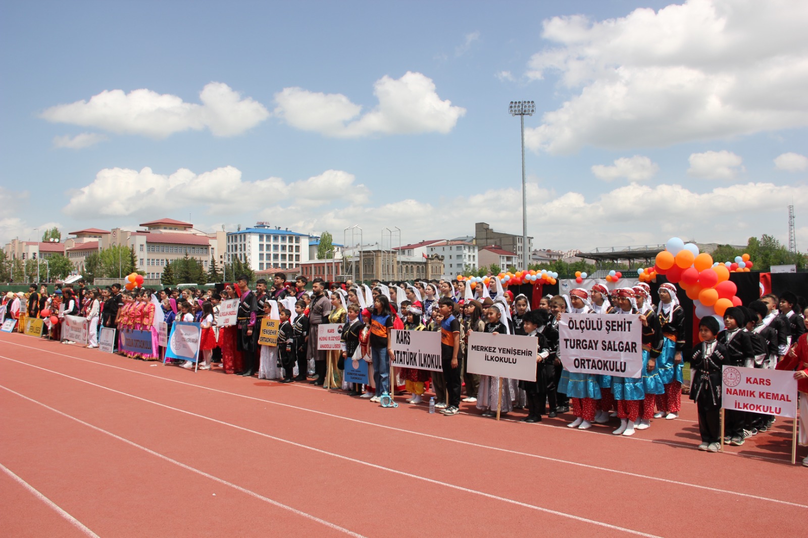 Kars’ta “Anadolu’nun Ritmi” Halk Oyunları Şenliği Coşkusu