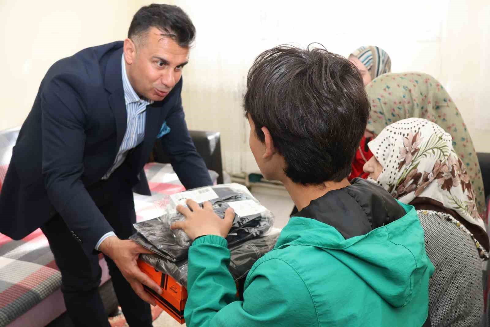 Aile yılı kapsamında bayram öncesi anlamlı ziyaret: 84 öğrenciye spor seti dağıtıldı