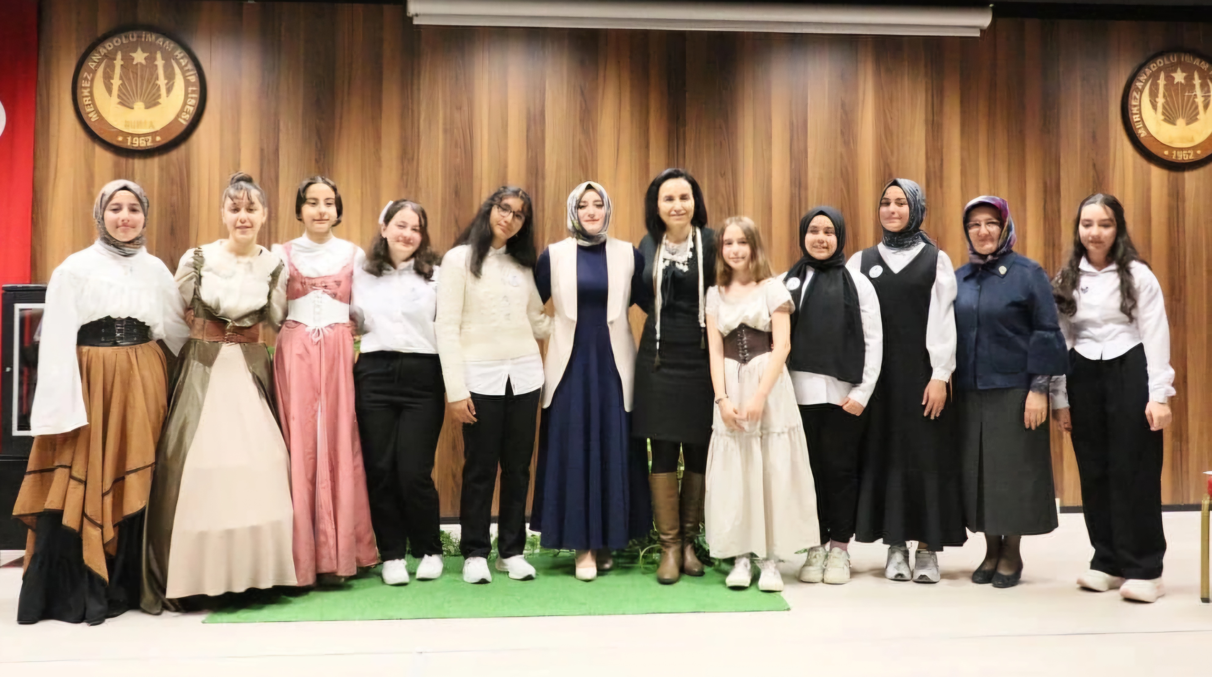 Bursa'da Anadolu Mektebi Ortaokul grubundan Tolstoy Paneli