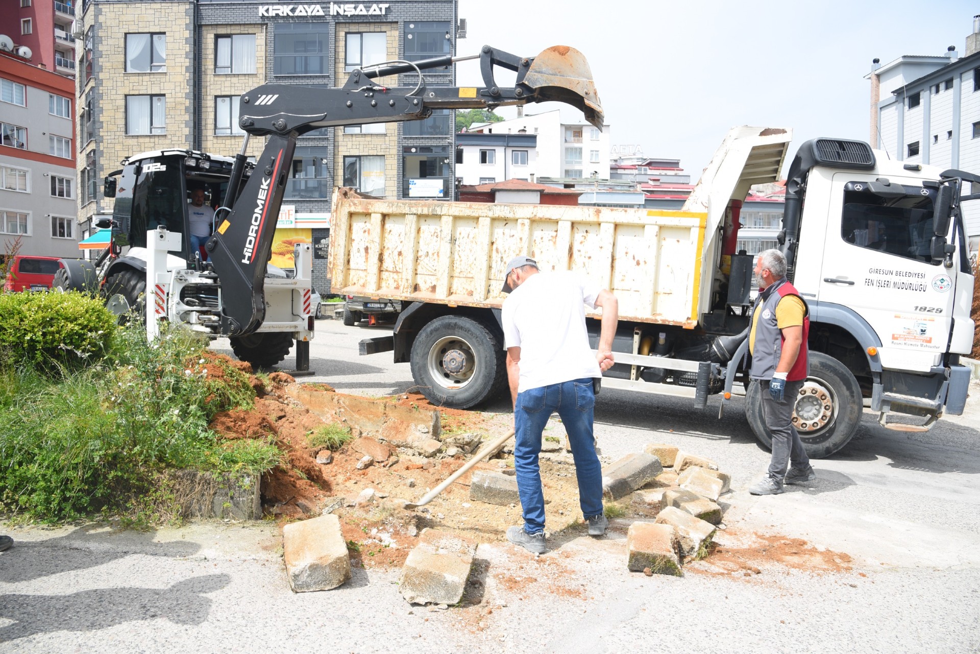 Giresun Belediyesi sahaları düzenlemeye başladı