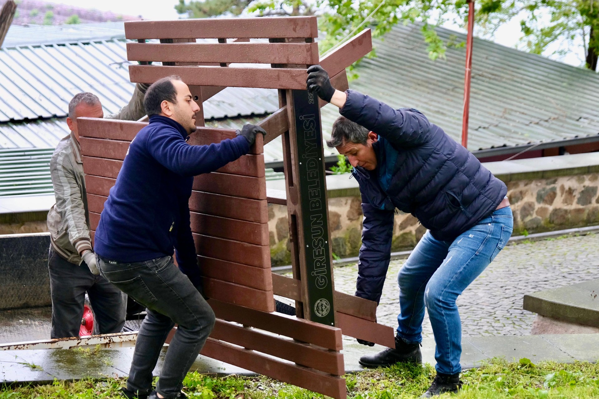 Giresun Kalesi'nde yeni oturma grubu ve masalar