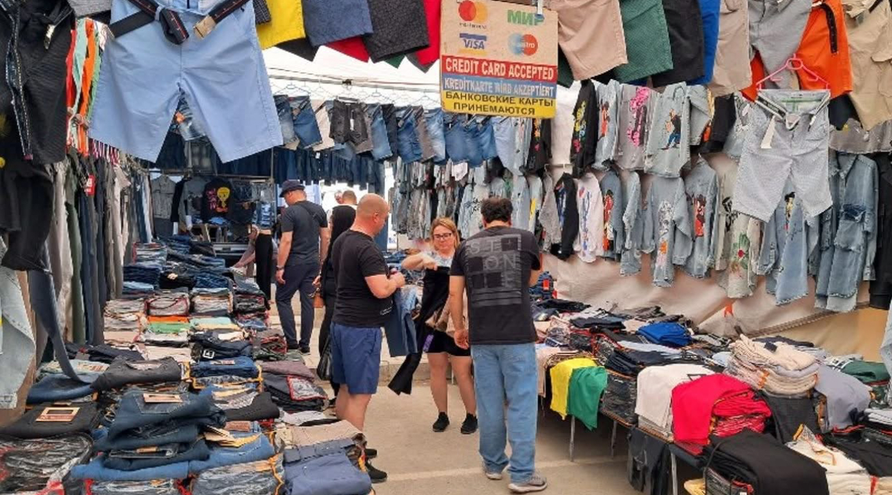 Antalya'da turistler pazarcı esnafının yüzü gülüyor