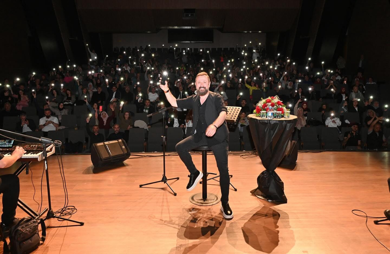 Talha Bora Öge ve orkestrası ile şiir ve türkü şöleni yaşandı