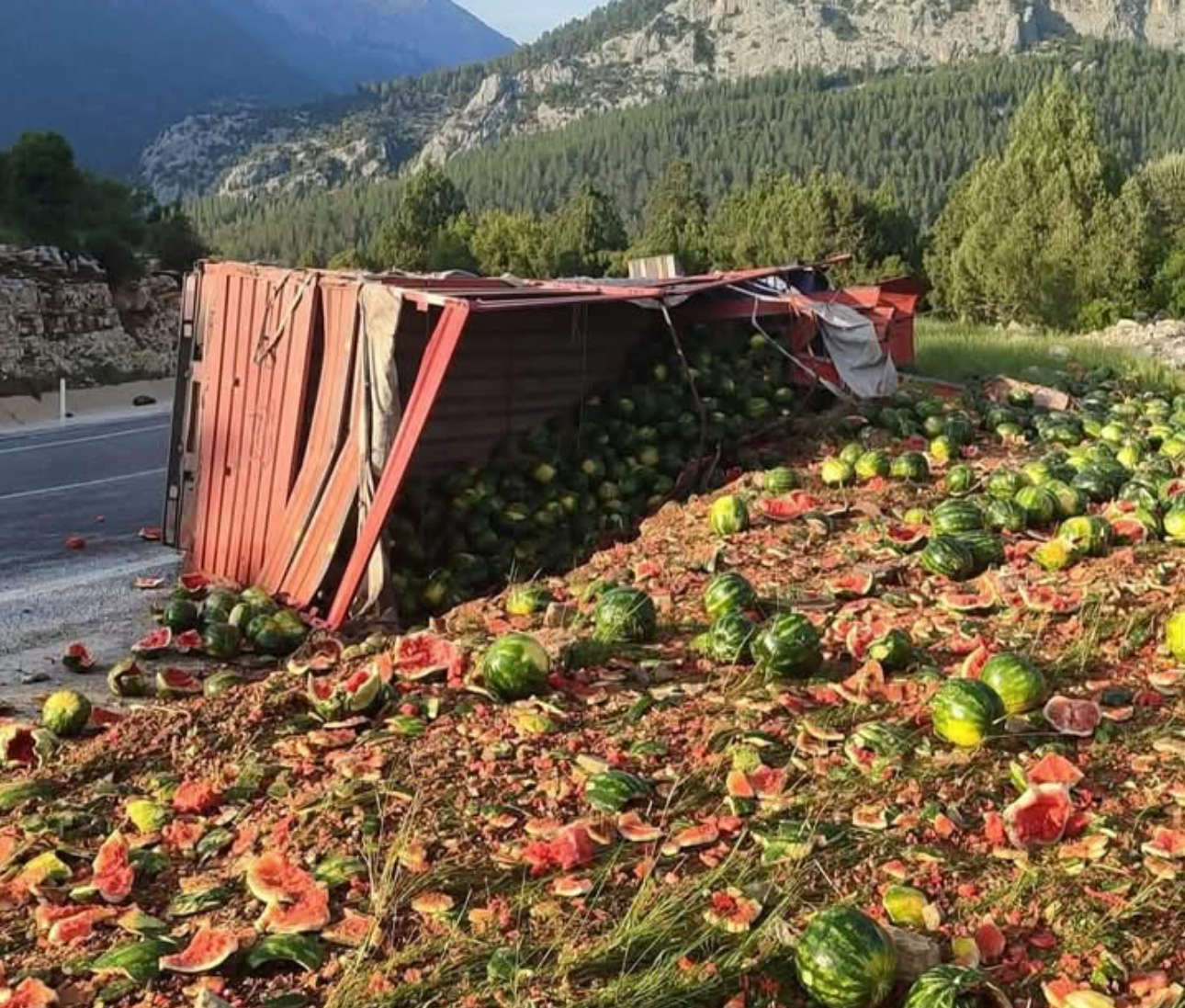 Antalya’da karpuz yüklü kamyon devrildi