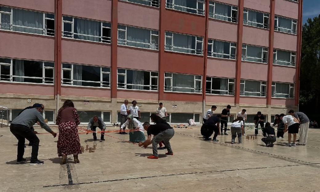 Bucak Mehmet Cadıl Anadolu Lisesi’nde Geleneksel Kavurma Şenliği coşkusu