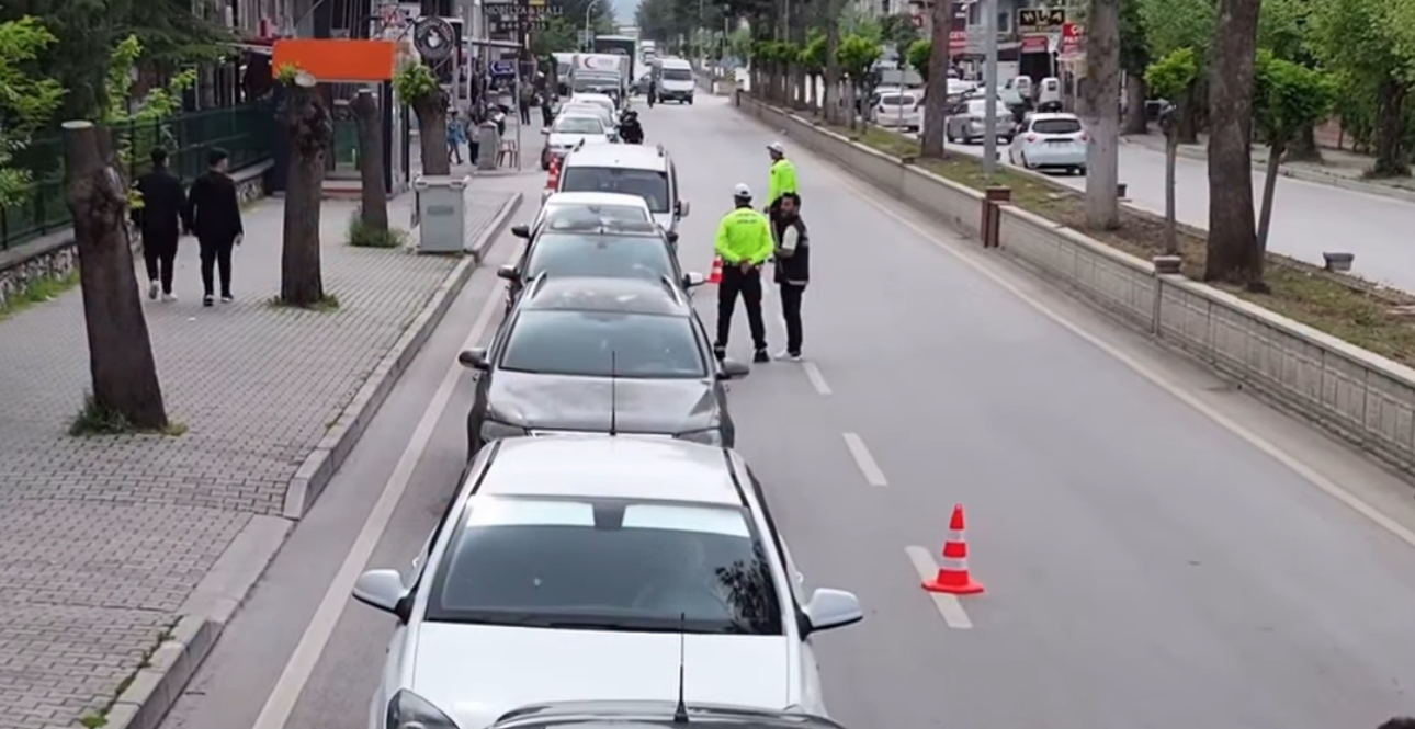 Burdur’da geniş çaplı trafik uygulamasında 25 araca ceza geldi 15 araç trafikten men edildi