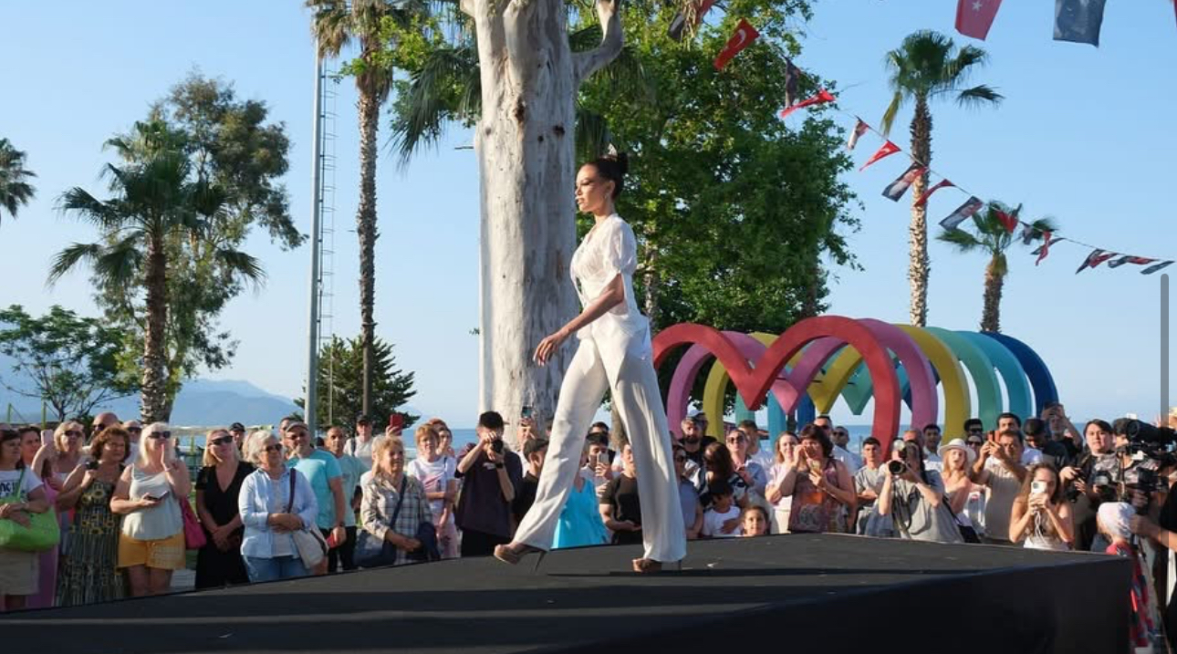 Kemer’de güzeller podyuma çıktı