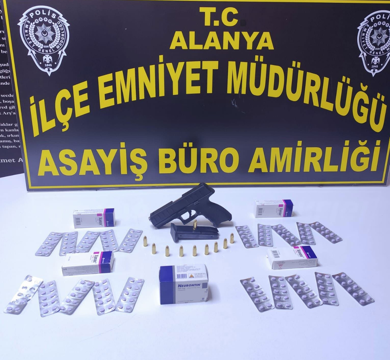 Alanya’da ruhsatsız tabanca ve uyuşturucu ele geçirildi