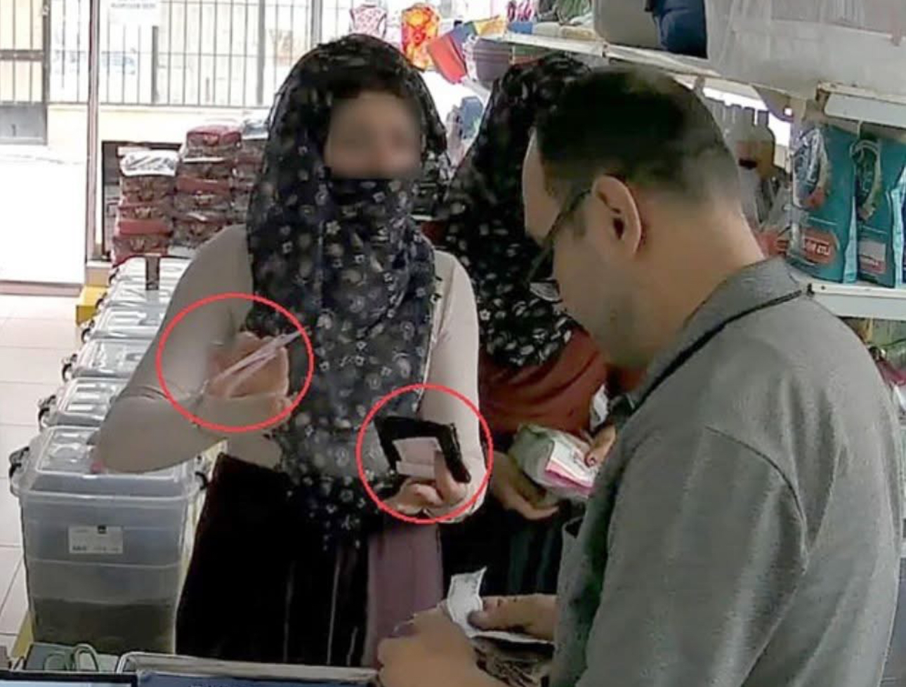 Antalya'da sihirbaz gibi yankesicilik: 200 TL'yi 10 TL ile değiştirdiler
