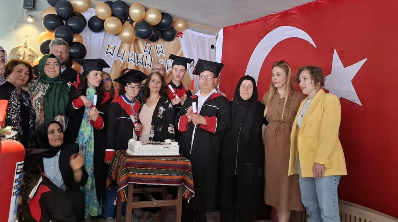 Isparta’da özel çocukların mezuniyet sevinci