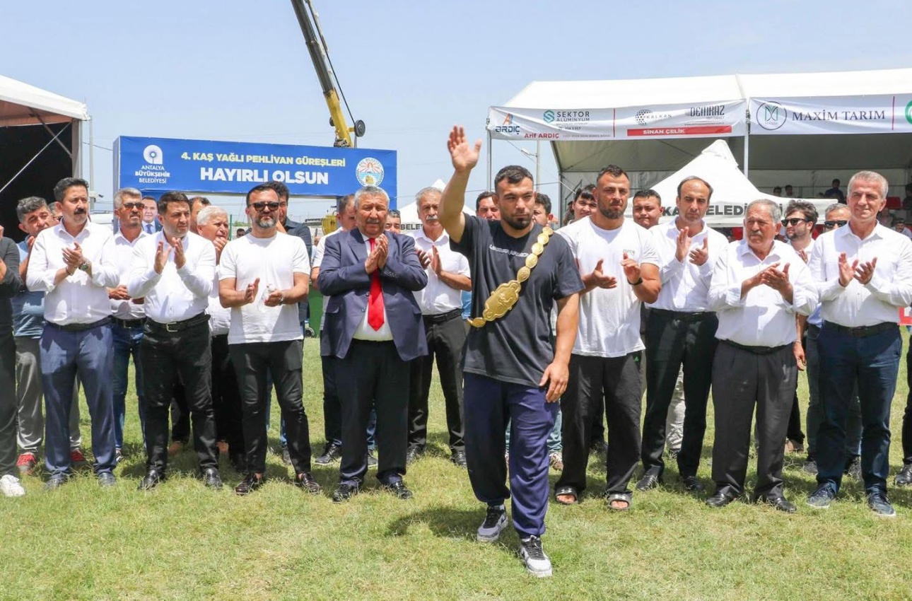 Pehlivan Yusuf Can Zeybek Kınık Er Meydanı’nda coşkuyla karşılandı