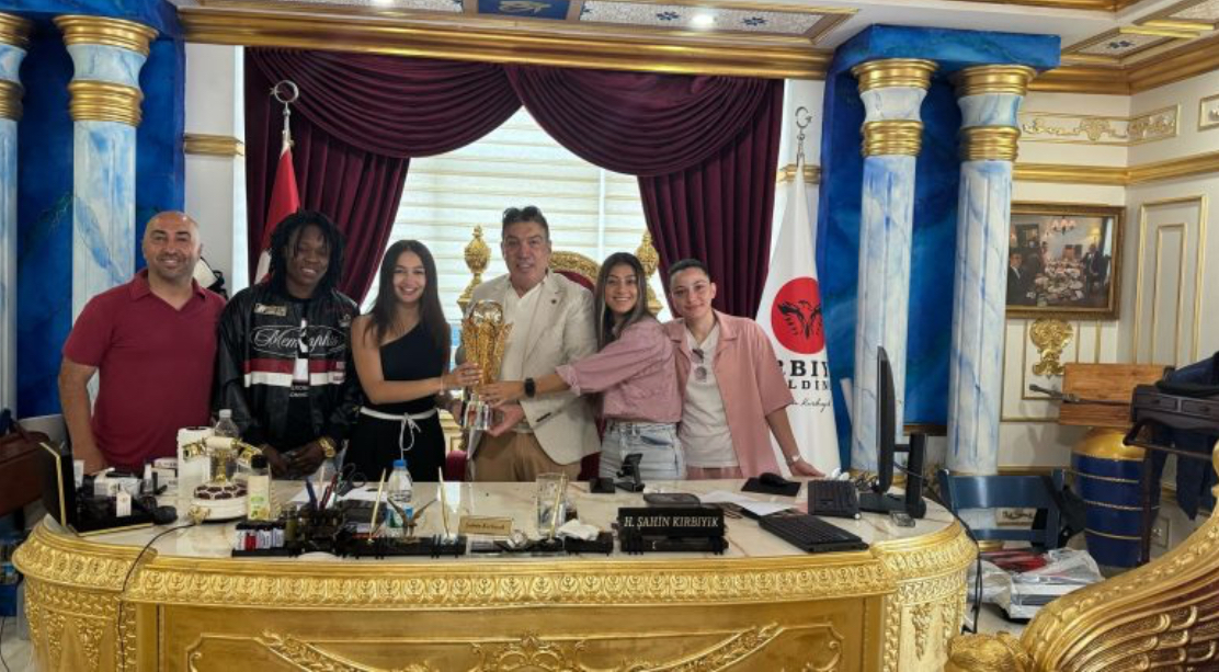 Süper Lig'e çıkan 1207 Antalyaspor Kadın Futbol Takımı'ndan Kırbıyık'a teşekkür ziyareti